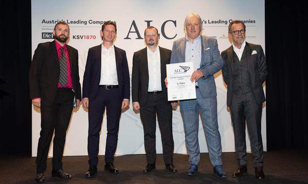 Auszeichnung Top-Großbetrieb Kategorie National - 2. Platz für die KELAG Energie & Wärme GmbH (v.l.): TÜV-AUSTRIA-Repräsentant Michael Maier mit den KELAG Energie & Wärme-Managern Michael Wagner, Gerhard Kraxner und Adolf Melcher sowie Landtagsabgeordneter Herwig Seiser.