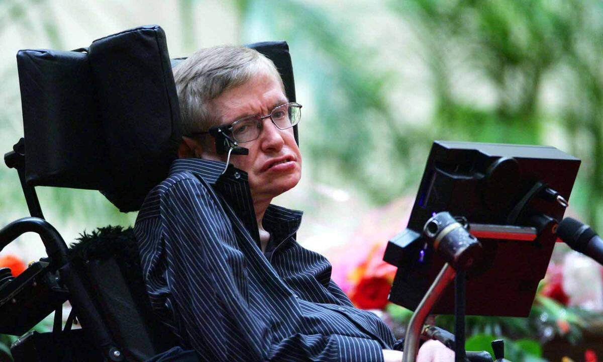 Der britische Astrophysiker Stephen Hawking starb am 14. März 2018 im Alter von 76 Jahren friedlich in seinem Haus in Cambridge. Seine Kinder Lucy, Robert und Tim teilten mit, sie seien zutiefst traurig. "Wir werden ihn für immer vermissen." Hawking litt an der unheilbaren Muskel- und Nervenkrankheit ALS (Amyotrophe Lateralsklerose). Bereits seit Jahrzehnten war er fast völlig bewegungsunfähig, er saß im Rollstuhl. Schon seit langem konnte er sich nur noch mühsam mit Hilfe eines Computers verständigen. Zuletzt nahmen seine Kräfte immer mehr ab.