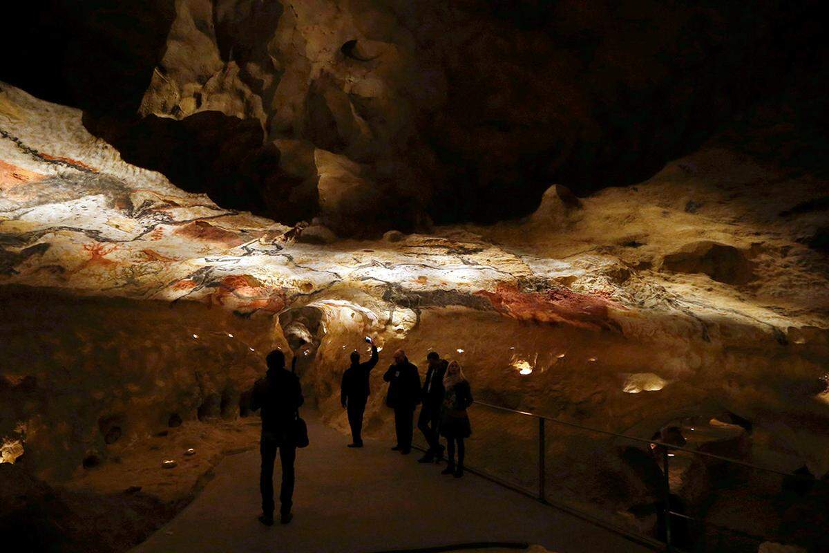 Mit Lascaux IV hat eröffnet eine neue Nachbildung der berühmten Steinzeithöhle im Südwesten Frankreichs. Es ist der erste originalgetreue Nachbau mit allen Tierzeichnungen. Über 60 Millionen Euro hat die neue Nachbildung der Höhle bei Montignac in der Dordogne gekostet, die seit 15. Dezember für die Öffentlichkeit zugänglich ist. Erwartet werden jährlich rund 400.000 Besucher.