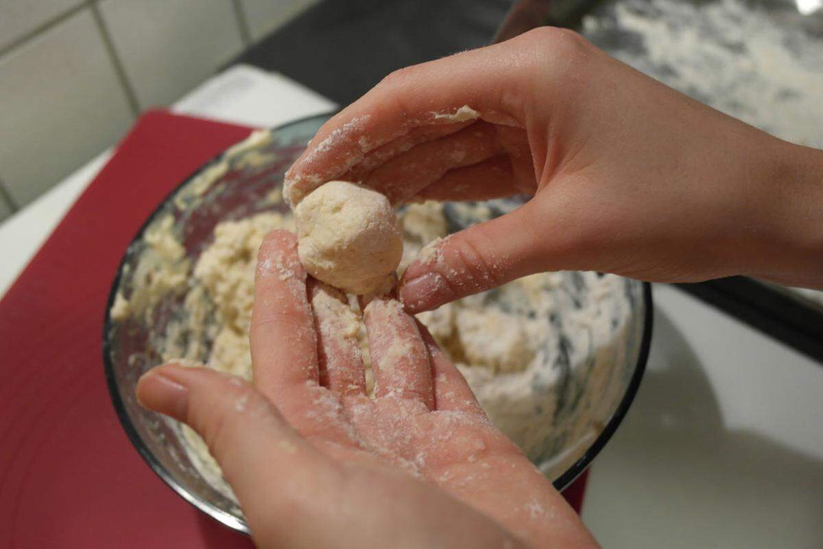 Variante 1: Gnocchi mit den Händen formen, mit feuchten geht das weitaus leichter.