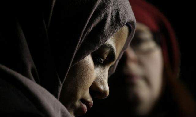 Eine junge Muslima während eines Protest in Seattle, Washingtondet.