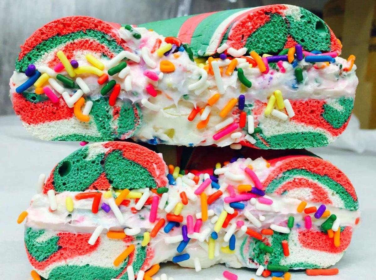 Mit dem Rainbow-Bagel wurde Erfinder Scott Rossillo (The Bagel Artist) 2016 in New York bekannt, Dutzende Bäcker ahmten seine Kreation nach. Vorübergehend formten sich Warteschlangen um den ganzen Block seines Ladens, den er wegen der hohen Nachfrage sogar schließen musste.
