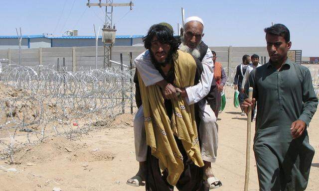 geflüchtete Afghanenen vor der pakistanischen Grenze