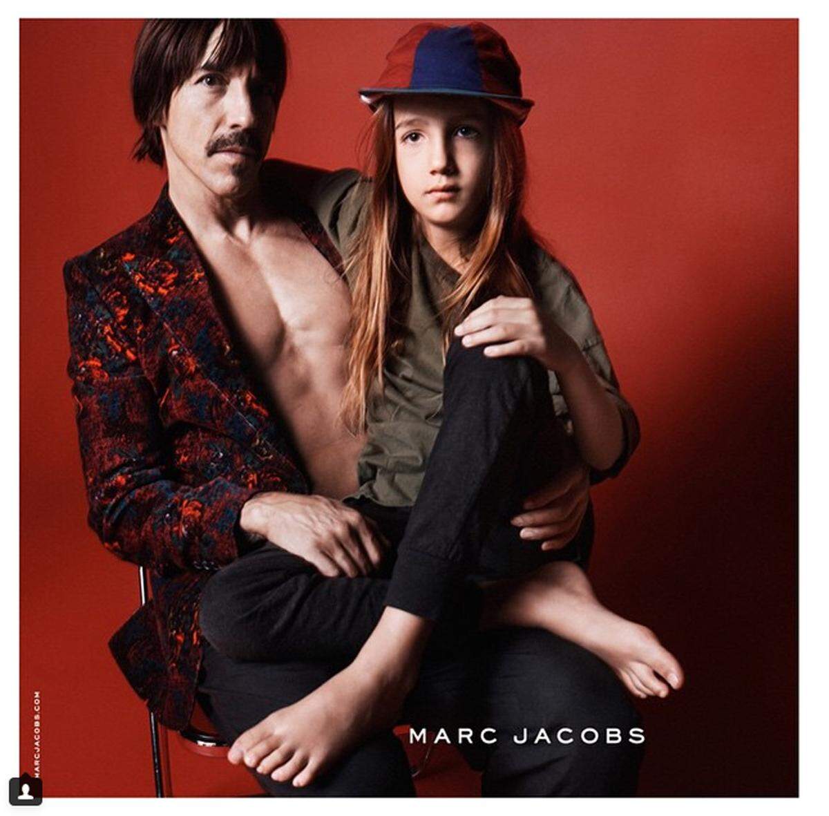 Noch jünger ist Everly Bear, der mit seinem Vater, Red Hot Chili Peppers Frontmann Anthony Kiedis ganz nonchalant in die Kamera blickt.