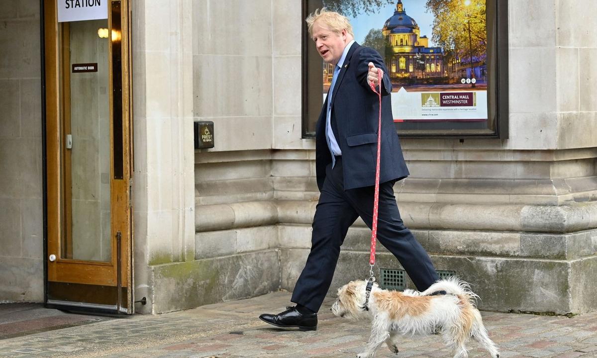 Boris Johnson mit Hund Dilyn. Die Lokalwahlen in England gelten auch als Stimmungstest für die nationale Ebene.