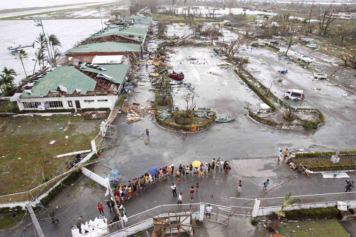 Allein am Flughafen der Inselhauptstadt von Leyte, Tacloban, wurden mehr als hundert Leichen gefunden. Die Stadt liegt zehn Kilometer von Palo entfernt.