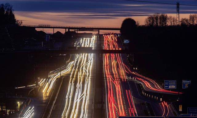 DEU, Deutschland, Baden-Wuerttemberg, Wendlingen, 21.02.2020: Autobahn im Abendlicht mit Lichtspuren. A8 bei Wendlingen.