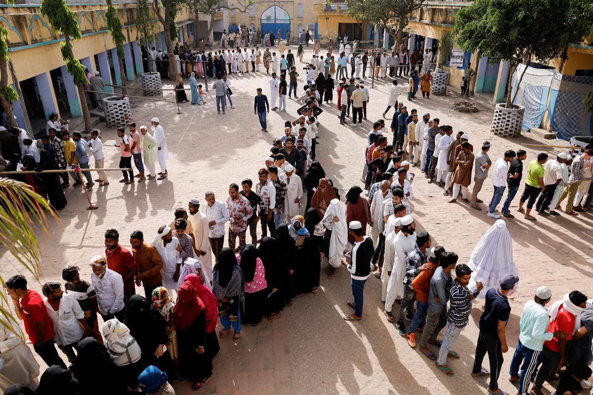 19. April. Wähler stehen vor einem Wahllokal in Kairana im nordindischen Bundesstaat Uttar Pradeshan, um während der ersten Phase der Parlamentswahlen ihre Stimme abzugeben. Die Wahl erstreckt sich von 19. April bis 1. Juni und erfolgt in sieben Phasen.