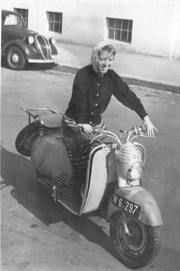 Eine fesche Wiener Rollerfahrerin auf Puch RL 125 (Bj. 1952 . 1956) in der Zeit, als es noch keine Helmpflicht gab.