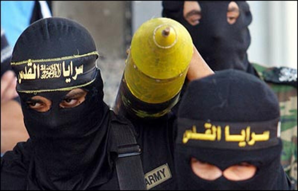 Um den Konflikt zwischen Israel und Palästina verstehen zu können, muss man weit in der Geschichte zurückblicken. Seit der zionistischen Einwanderung im 19. Jahrhundert gibt es Streit um Grenzen, Land, Wasserversorgung und religiöse Stätten. 2006 spitzte sich die Situation erneut zu. Seit Juli sind israelische Truppen wieder im Gazastreifen stationiert. Zurzeit hält ein brüchiger Waffenstillstand einen Deckel auf das Pulverfass Nahost.