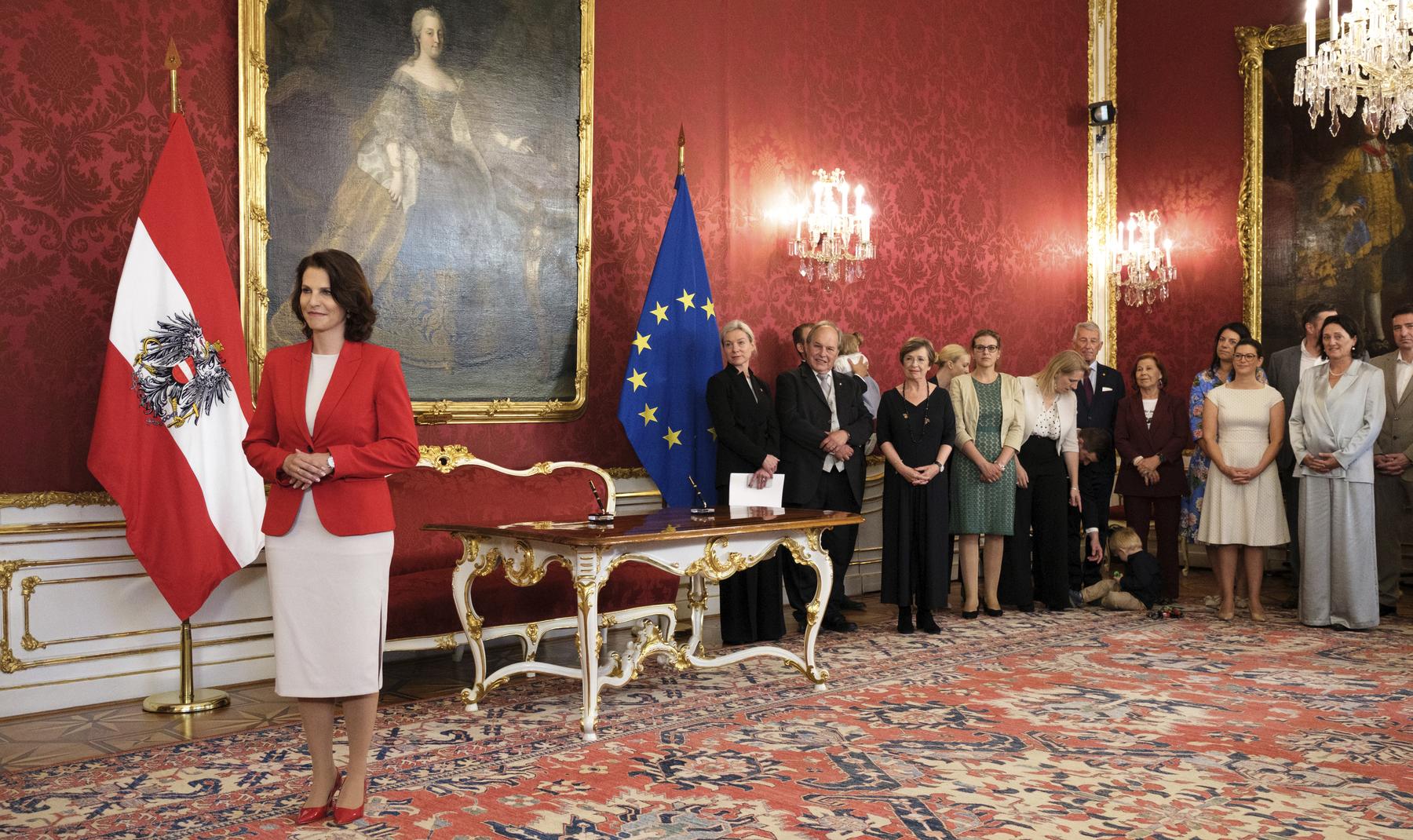 Karoline Edtstadler predlaga prenos pristojnosti za zdravstvo na zvezno raven v Avstriji