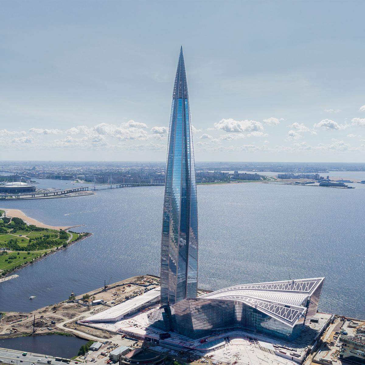 Das Lakhta Center beeindruckte die Jury insbesondere durch seine ungewöhnliche Form. Die äußere Struktur des Gebäudes besteht aus fünf Flügeln, die sich um fast 90 Grad drehen. Diese Drehung erzeugt einen dynamischen Eindruck und verleiht dem Gebäude die Form einer lodernden Flamme. Angelehnt an das Logo von Gazprom, dem Erdgasproduzenten, dem der Turm als neuer Hauptsitz dient.