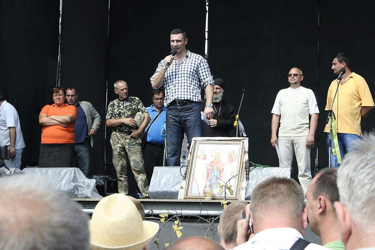 Bürgermeister Vitali Klitschko auf der Maidanbühne. Er ruft die Langzeit-Camper dazu auf, wieder zu einem normalen Leben zurückzukehren. Nicht alle sind erfreut von diesem Vorschlag.