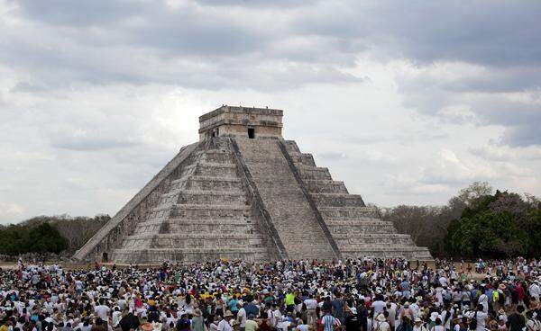 Chichén Itzá, Mexiko. Mit einer Fläche von 1547 Hektar ist Chichén Itzá einer der ausgedehntesten Fundorte auf der mexikanischen Halbinsel Yucatán. Diese zweigeteilte Mayastätte soll um 500 v. Chr. zum ersten Mal besiedelt worden sein. Der alte Teil (Chichen viejo) entspricht der Mayaarchitektur und der jüngere (Chichen nuevo) markiert die Architektur der Tolteken. Hier findet man übrigens auch den größten Ballspielplatz der Mayawelt.