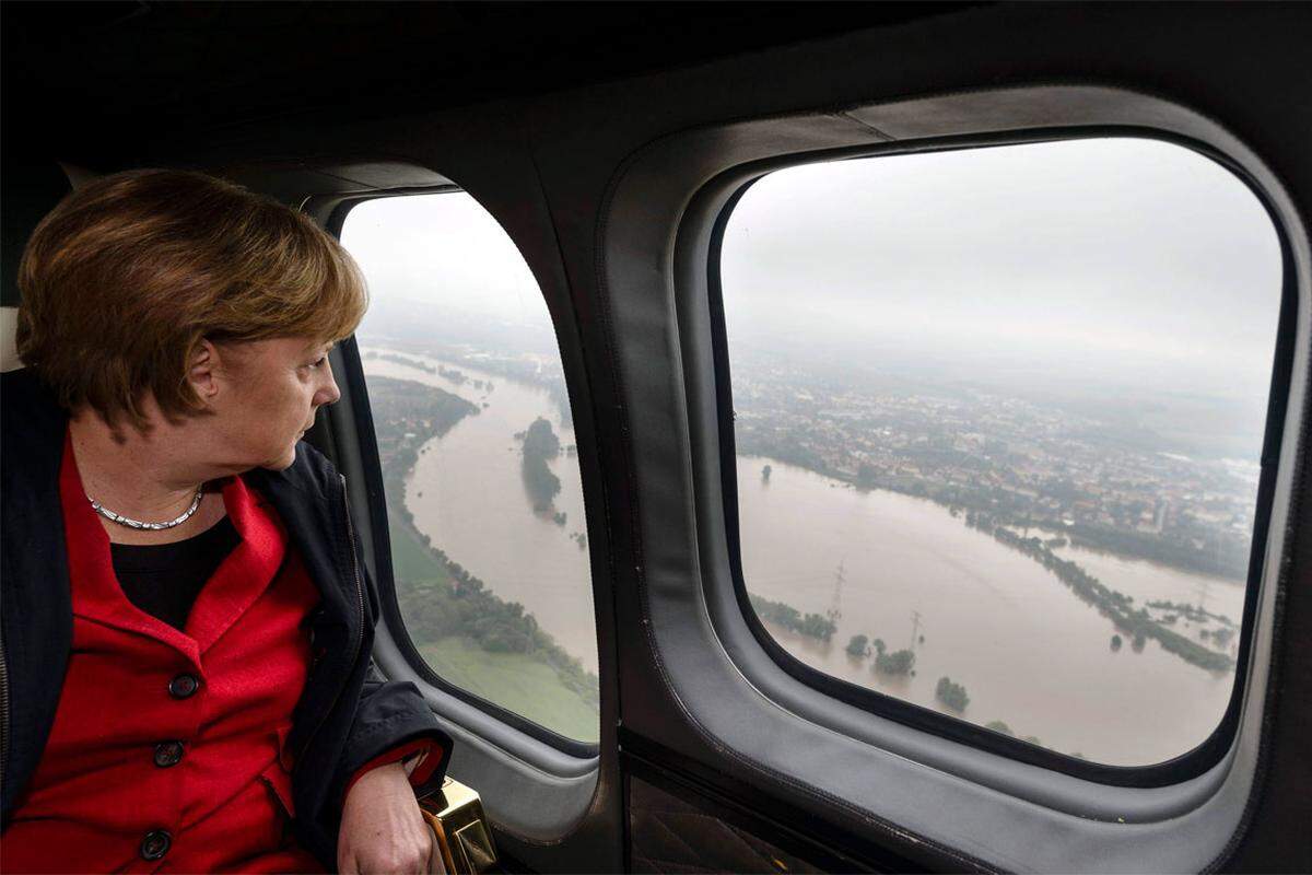 Merkel beim Rundflug über die Hochwassergebiete - symbolische Politik, die sehr stark angelehnt ist an die Bilder des damaligen US-Präsidenten George W. Bush bei seiner Inspektion nach dem Tornado in New Orleans.