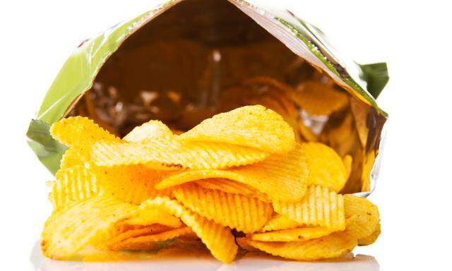 Weniger Inhalt zum höheren Preis: Besonders bei Chips und anderen Snacks schrumpfen Produzenten die Füllmengen.  