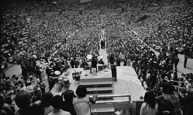 Auch etwa Beatles-Mitglied John Lennon hatte damit zu kämpfen. Das Bild zeigt die Band bei einem Konzert in den USA, im Jahr 1964.