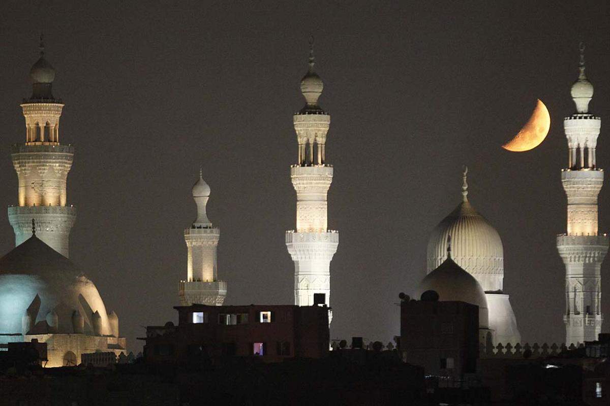 Einen Mondmonat lang - in diesem Jahr ca. bis zum 29. August - haben die Gläubigen tagsüber abstinent zu sein. Er soll eine Zeit der Besinnung und der Festlichkeit sein. Im Bild die nächtliche Silhouette von Kairo.