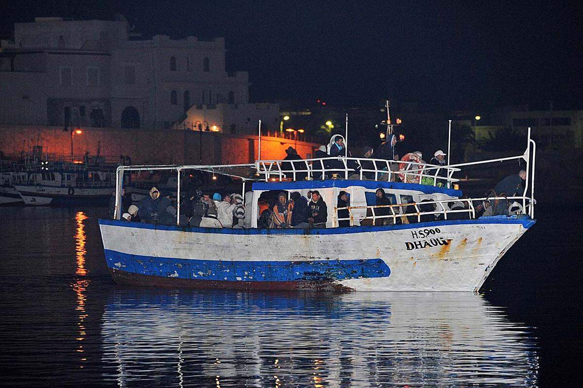 In wackligen Booten stürmen tunesische Flüchtlinge derzeit in Tausenden die italienische Mittelmeerinsel Lampedusa.