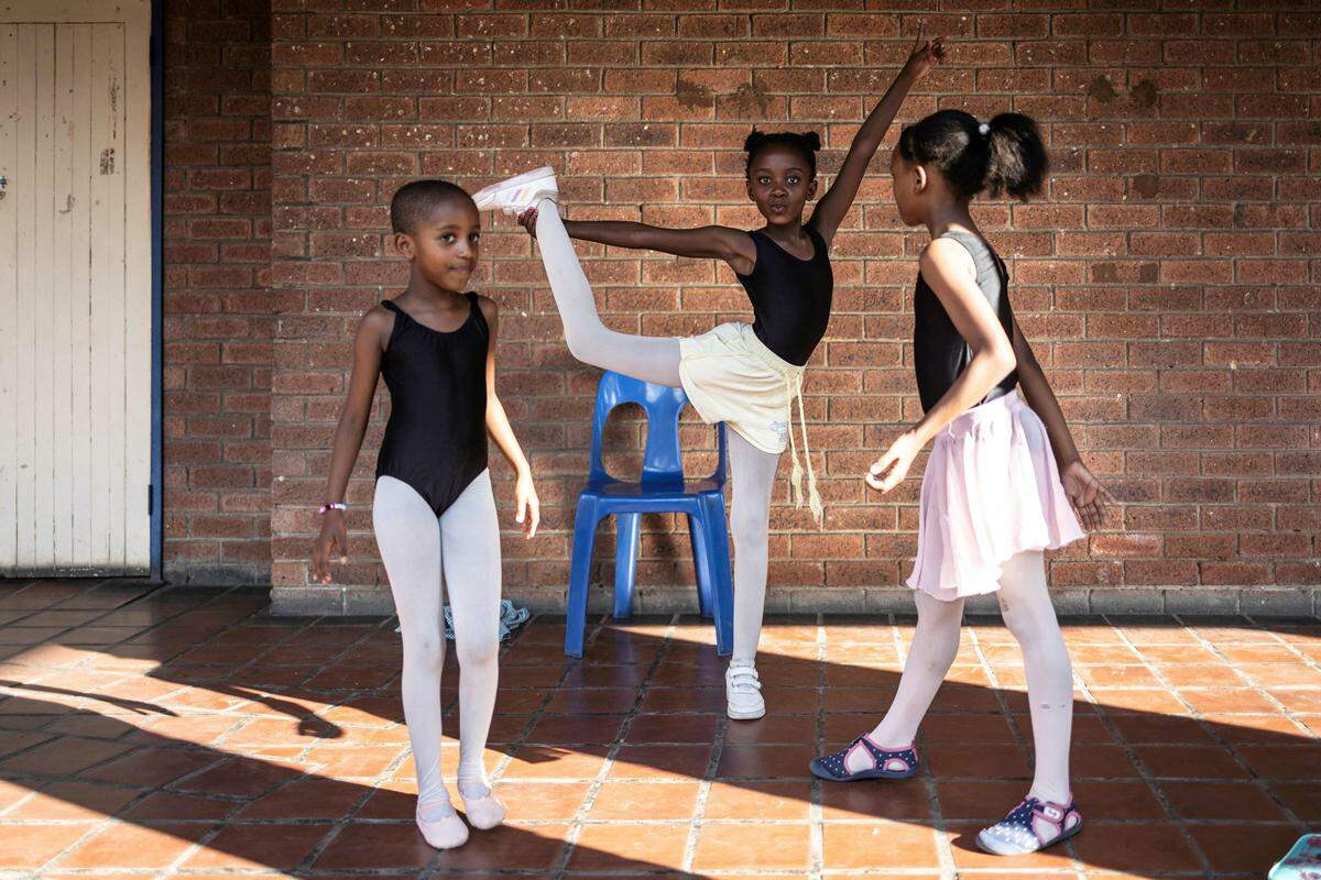 21. März. Ballettschülerinnen üben nach dem Unterricht in Johannesburg in Südafrika.