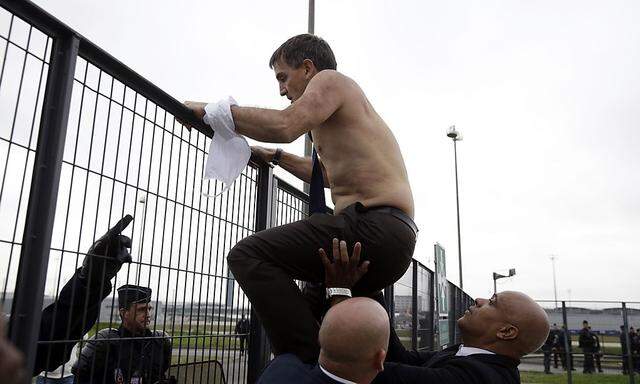 Die Bilder gingen um die Welt: Air-France-Personalchef Xavier Broseta wurde bei einer Demo attackiert