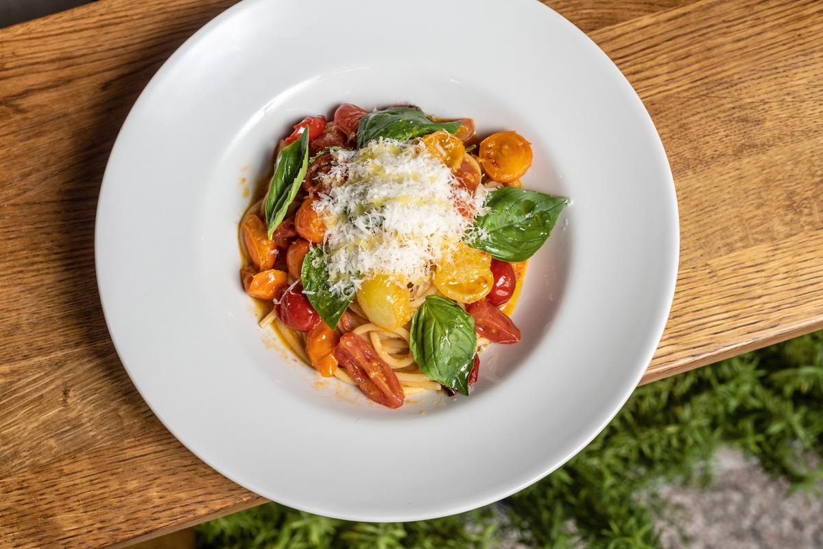 Das Gericht Pasta allo scarpariello wird den Schustern Neapels zugeschrieben.