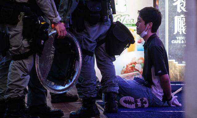 Polizisten nehmen Ted Hui während prodemokratischer Proteste 2019 in Hongkong fest.
