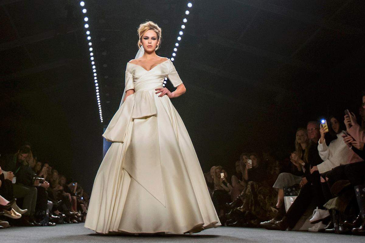 Am meisten Aufsehen erregte die Designerin, die 2005 ihr eigenes Label gegründet hat und seit 2012 mit "Lena Hoschek Atelier" auch maßgefertigte Brautkleider und Roben schneidert, mit ihrer Version der aktuellen Braut, vorgeführt von Model Ivana Gebel.