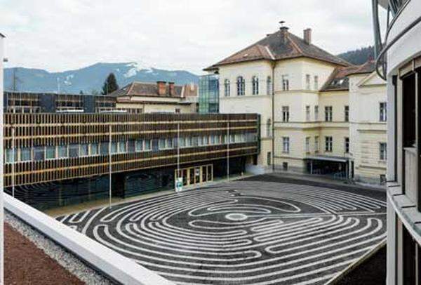 Forstschule Bruck an der Mur: Bildung braucht Wurzeln - Sowohl beim Neubau als auch bei der Sanierung wurde auf die Verwendung nachhaltigen Baumaterials, wie Holz und FCKW-freie Baustoffe und die Steigerung der Energieeffizienz wert gelegt. "Die Photovoltaikelemente auf Dach- und Fassadenflächen decken einen Teil des Strombedarfs, während Sonnenkollektoren auf dem Dach der Internatsaufstockung für Warmwasser sorgen", erklärt Hans-Peter Weiss, Geschäftsführer der BIG. Eine rund 40.000 Liter fassende Zisterne sammelt Regenwasser für Toilettenspülung und Außenbewässerung.