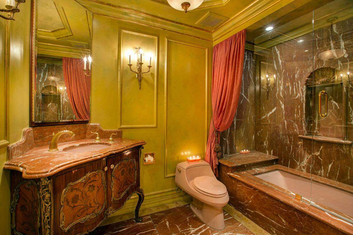 Die Badezimmer sind mit viel Marmor ausgestattet.