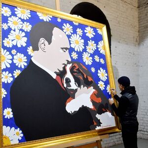 Ein Bild zum 70. Geburtstag. Der russische Künstler Alexej Sergienko stellt sein Geschenk für Kremlchef Wladimir Putin fertig. 