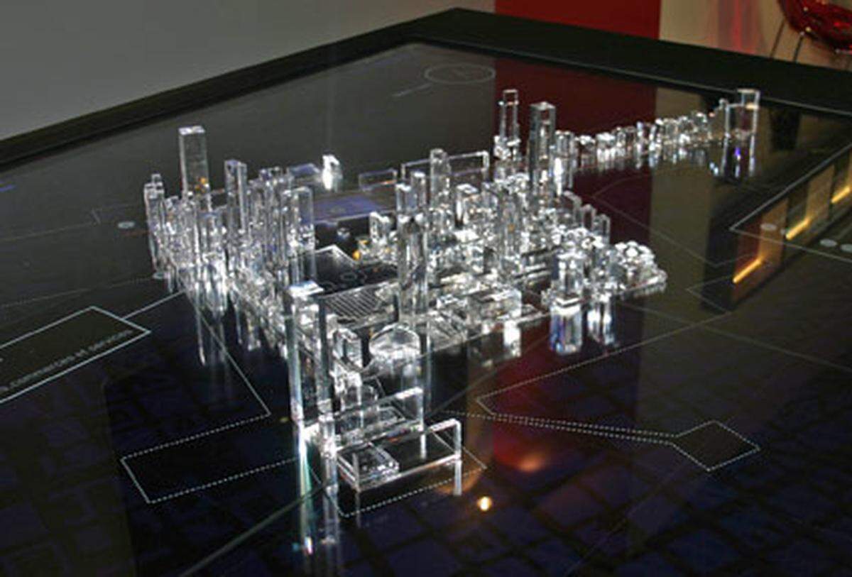 Bei diesem Modell aus Glas handelt es sich um die Darstellung eines Bahnhofquartiers. Die Stadt Lyon ist im Wachstum begriffen und verdichtet sich nach innen. Man versteht sich als zentraleuropäischer Knotenpunkt.