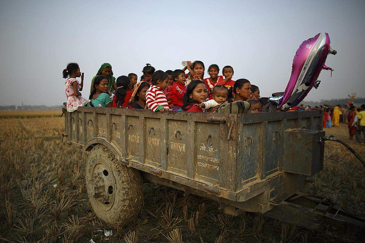 Viele Teilnehmer kommen aus Indien über die Grenze nach Nepal, andere ziehen aus den Dörfern in Nepals Ebenen zum Gelände.