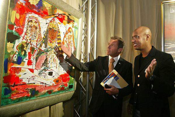 Im Jahr 2004 zeigt sich Gaddafi-Sohn Saif in Wien von seiner künstlerischen Seite und stellt im Palais Auersperg seine Werke aus. Die Ausstellung "Die Wüste schläft nicht - Einblicke in ein kunstreiches Libyen" wird von Jörg Haider eröffnet.