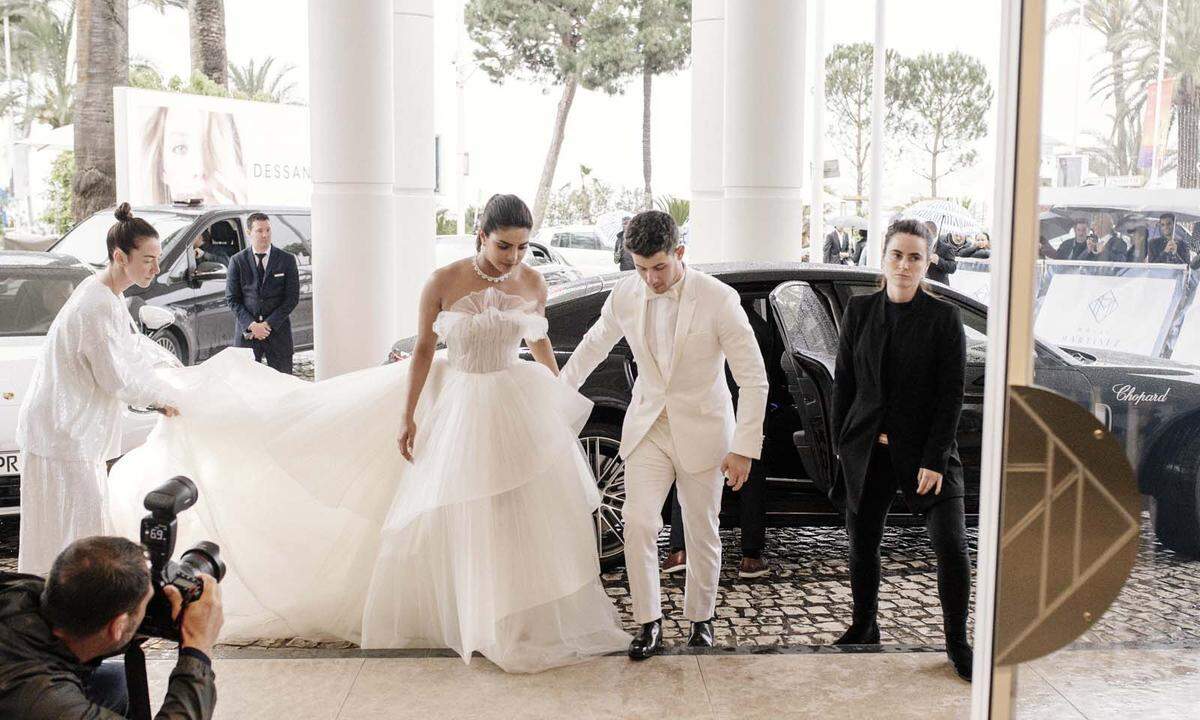 Priyanka Chopra und Nick Jonas setzten offenbar ihre Hochzeitsfeierlichkeiten in Cannes fort. Sie führte bei der Premiere von "Les Plus Belles Annees D’Une Vie" ein Brautkleid von Georges Hobeika vor.