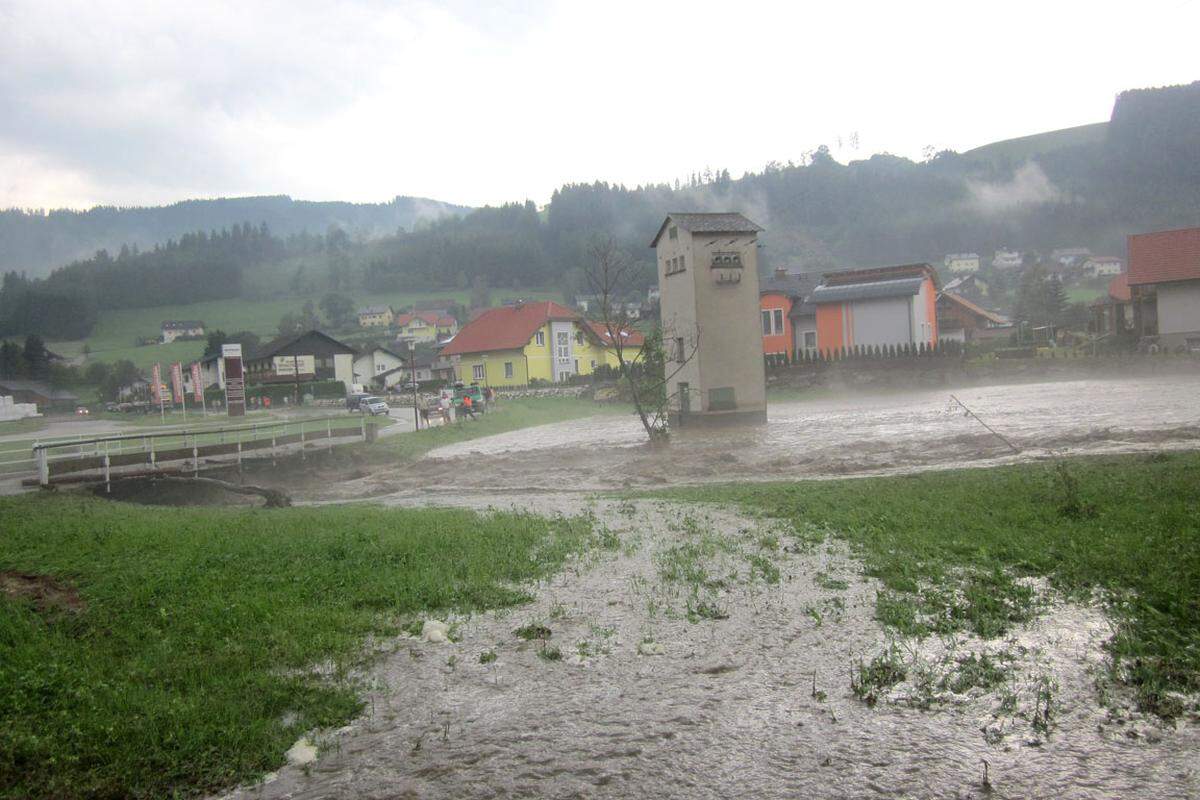 Auch im Kärntner Lavanttal führten die Unwetter am Dienstagabend zu rund 150 Einsätzen der Feuerwehren. Nach heftigen Starkregen wurden vor allem Keller und Straßen in der Region geflutet.
