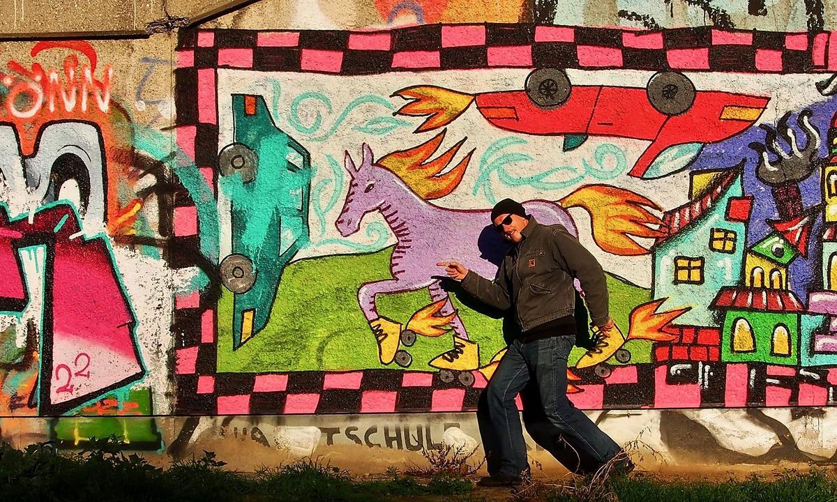 Weigel performt am Donaukanal.