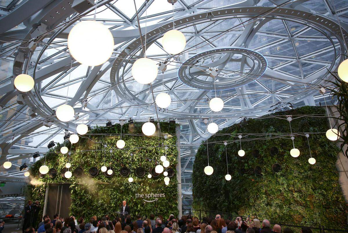 Tröpfelnde Wasserfälle und duftende Pflanzen statt karger Konferenzräume: Der Online-Händler Amazon hat vor Kurzem in Seattle einen Bürokomplex eröffnet, der eher an einen Regenwald als an einen Arbeitsplatz erinnert.