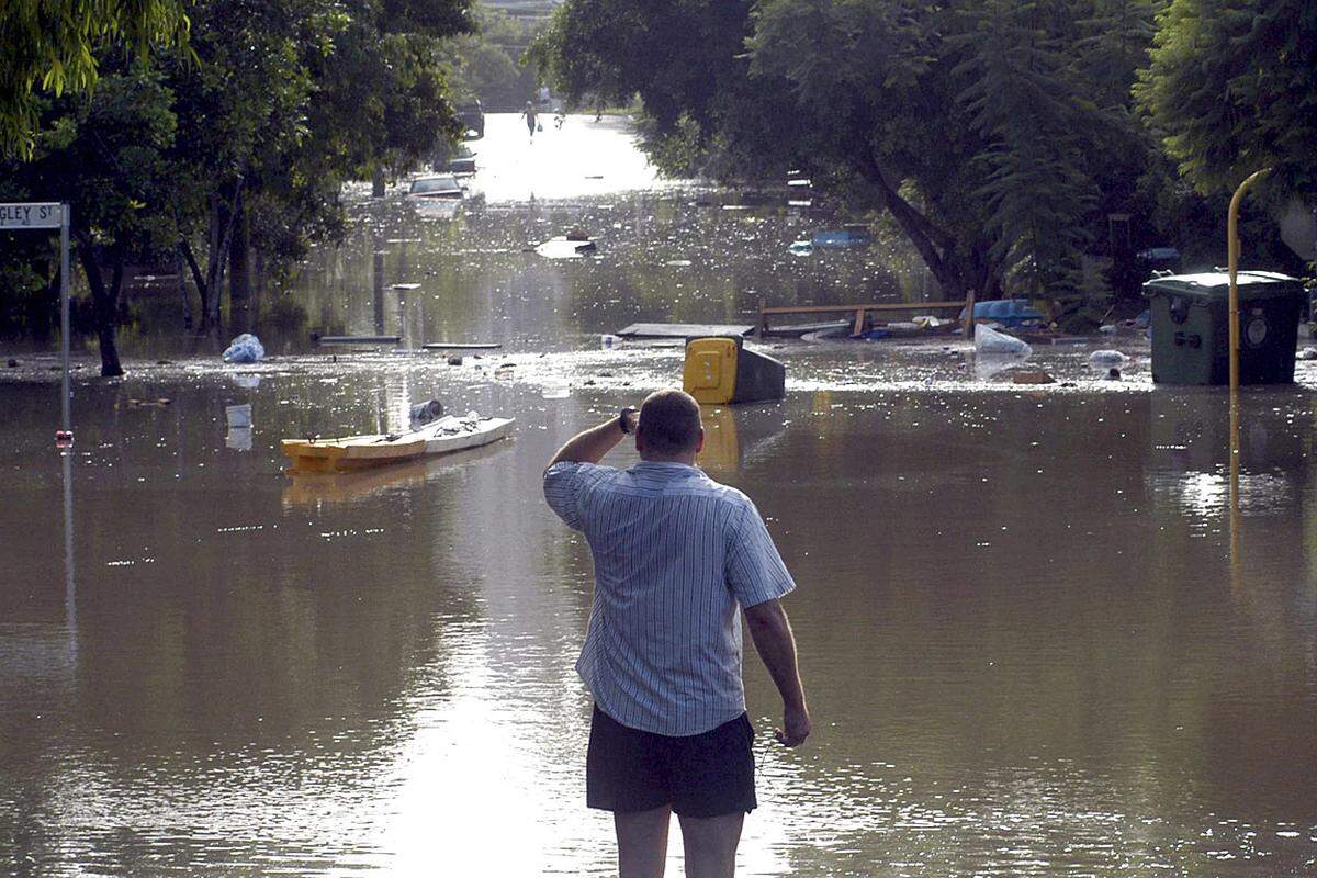 Ein Lichtblick für die Bewohner der Metropole: Das Hochwasser im Brisbane River soll unter der zunächst befürchteten Marke von 5,5 Metern bleiben. Die Pegelstände bleiben nach den neuen Vorhersagen der Meteorologen unter dem Ausmaß bei den verheerenden Überschwemmungen von 1974.