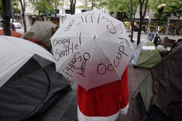 Die Protestbewegung hatte in den vergangenen Tagen immer mehr Zulauf erhalten, nachdem Mitte September erste Aktivisten im Zuccotti-Park unweit der Wall Street ein Protestcamp aufgeschlagen hatten.