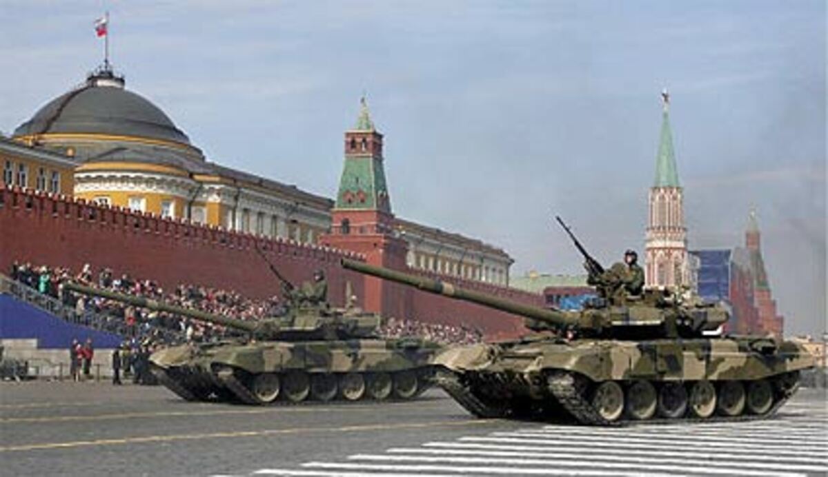 Die Parade fand bei bestem Wetter statt. Kein Wunder - im Schönwettermachen gelten die russischen Streitkräfte weltweit als Experten: Traditionell vertreiben sie am 9. Mai mit einer besonderen Mixtur aus Stickstoff und einer Silberlegierung oder mit einem Zementpuder die Wolken vom Himmel.