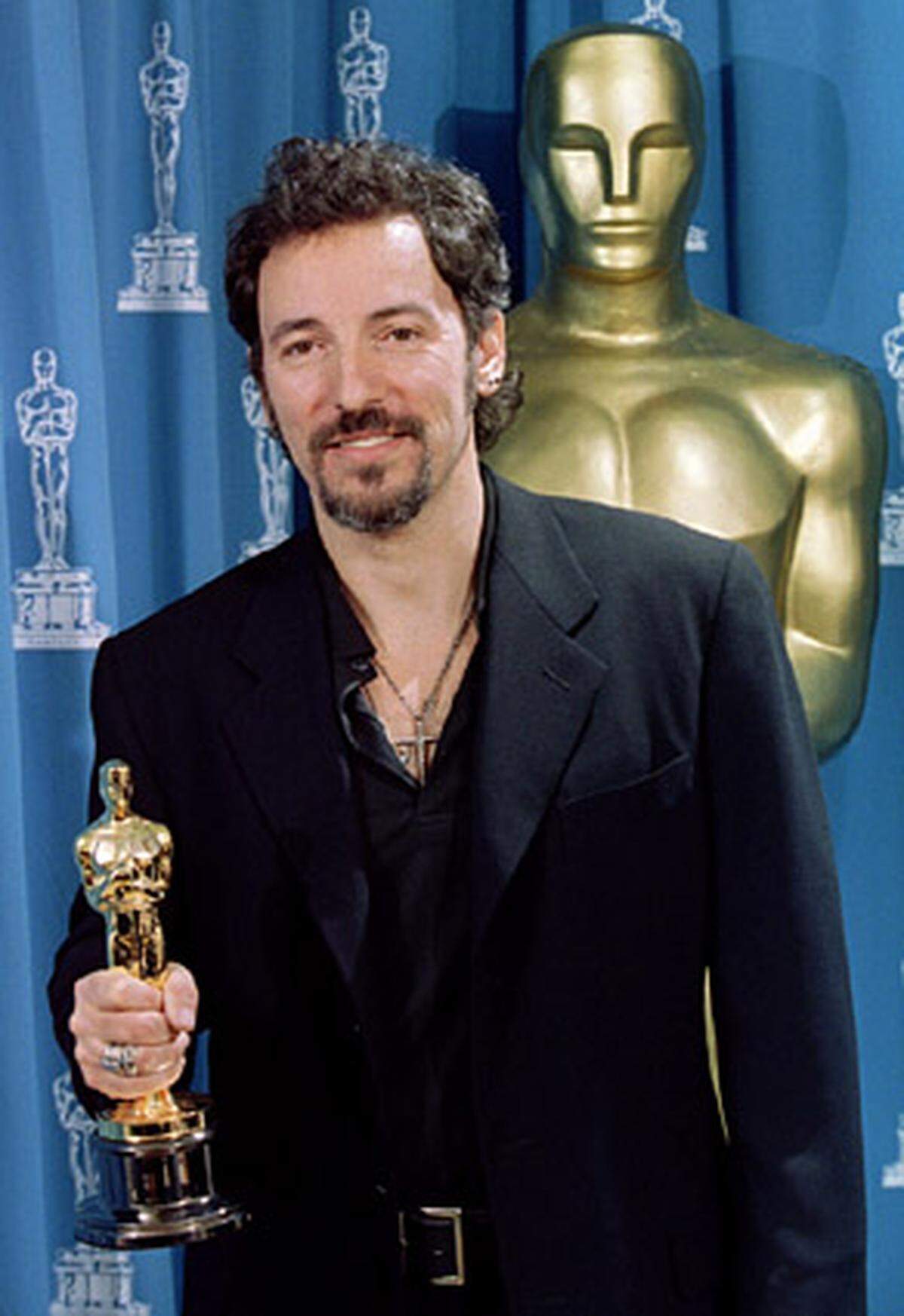 Für den Titelsong "Streets of Philadelphia" zu dem Homosexuellen-Drama "Philadelphia" erhielt er 1994 einen Oscar, eine zweite Nominierung erhielt Springsteen für seine "Dead Man Walking". Zuletzt schrieb er "The Wrestler", den Titelsong zu dem gleichnamigen Kinofilm mit Mickey Rourke.