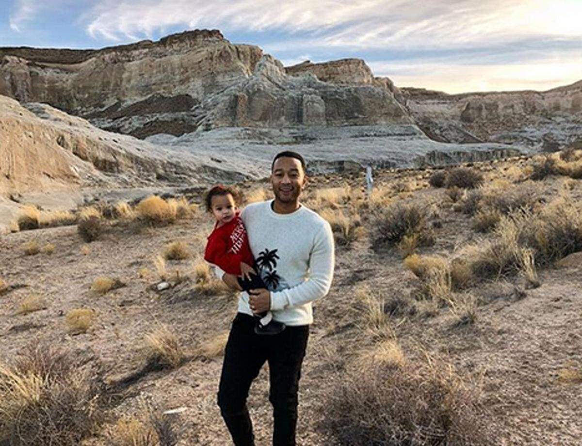Sänger John Legend marschiert derweil mit Tochter Luna durch einen Canyon.
