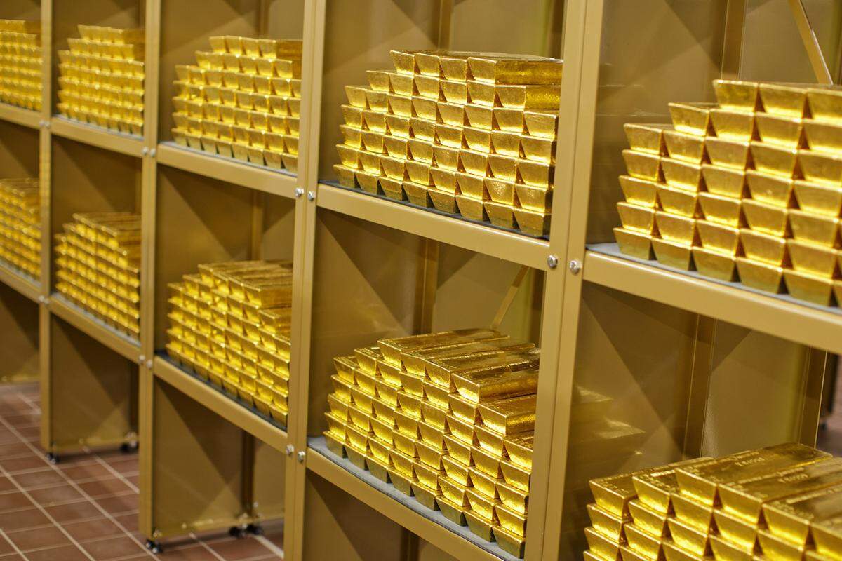 Die OeNB sieht Gold als Währungsreserve. Sie diene als Sicherheitspolster für den Fall, dass es zu Katastrophen komme, sagt Nowotny: "Das wären dann aber schon apokalyptische Zustände", etwa der völlige Zusammenbruch des Welthandels.