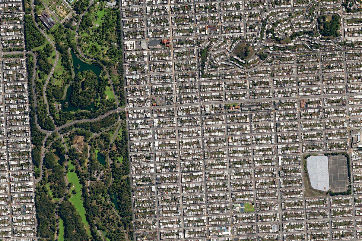 San Francisco fällt wie viele amerikanische Großstädte durch ein strikt rechtwinkliges Straßennetz auf, das in der Regel ungeachtet der geografischen Verhältnisse angelegt wurde. Die Stadt liegt links außen – nicht nur geografisch: Sie gilt auch als die liberalste Stadt der USA. Deshalb ist San Francisco in Sachen Gegenwartskultur immer ganz vorne dabei. Hier befindet sich das Zentrum grüner Architektur und eingliedernder, sozial bewusster Stadtplanung. Hier liegt der Knotenpunkt radikaler Kunst, Poesie und Musik, und auch das Mekka der homosexuellen und lesbischen Szene. Das alles ist San Francisco: geografisch und kulturell der Vorreiter der Nation.