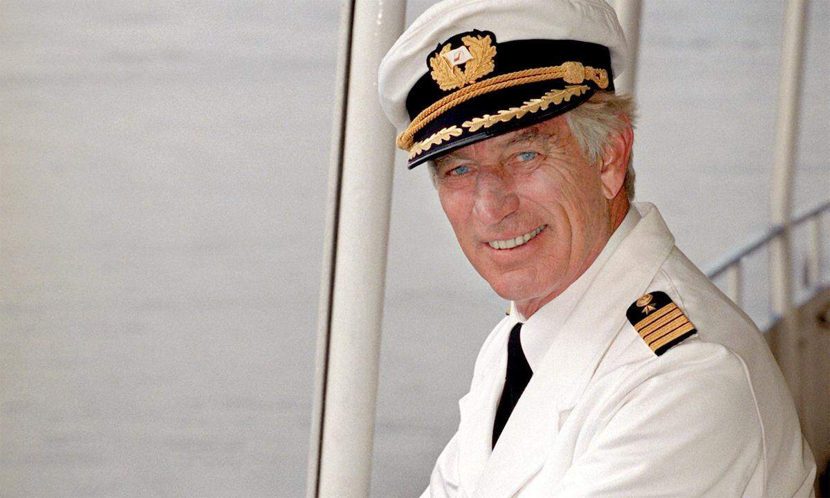 Die Uniform adrett und blendend weiß, dazu ein vertrauenswürdiges Lächeln - diesen Blick hat Rauch nie verlernt. "Ein Kapitän muss etwas Väterliches haben", hatte er einmal gesagt.