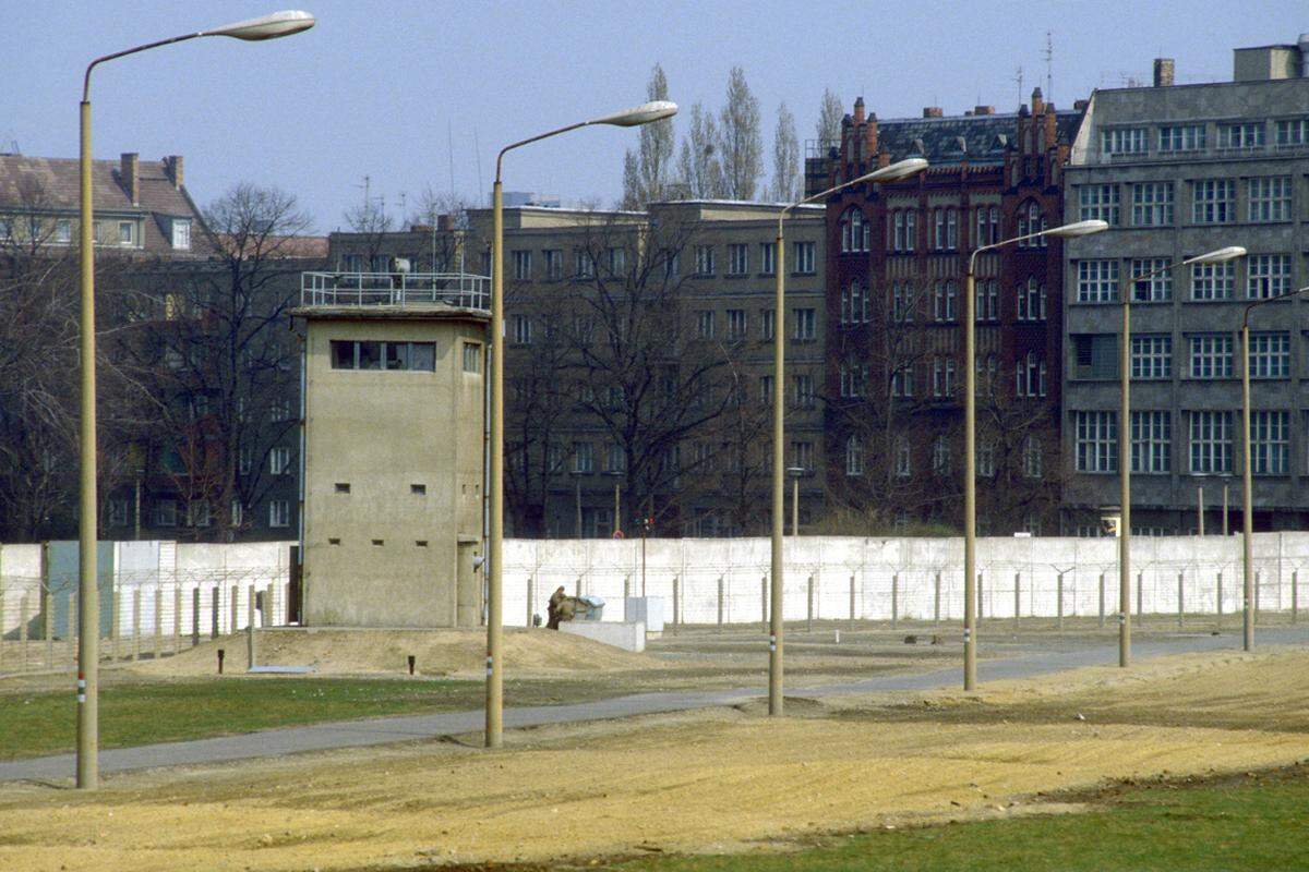 Damit endet die Geschichte der Mauer, die 1961 begonnen hatte. Die DDR kämpfte damals ums Überleben, immer mehr Bewohner flüchten – meist über die offene Grenze in Berlin – in den Westen, wo das „Wirtschaftswunder“ blüht. Allein 1960 kehrten 200.000 Menschen dem "Arbeiter- und Bauernstaat" den Rücken, vor allem junge, gut ausgebildete Menschen.