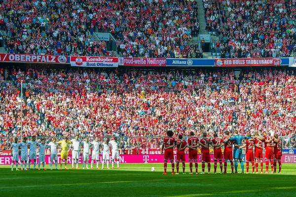 Die große Anteilnahme zeigte sich weltweit. Bayern trat gegen Bremen mit Trauerflor an und hielt vor dem Spiel eine Schweigeminute ab.