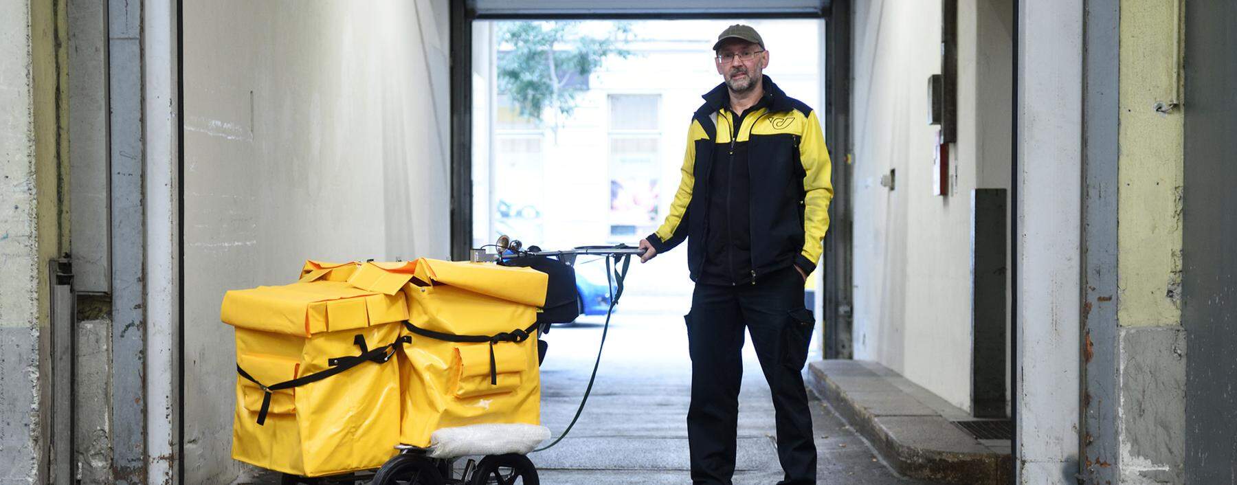 Angelo Koller, 57,  Postzusteller und seit 42 Jahren beim Postamt Wattgasse. Und Fachmann, wenn's um Schuhe geht.