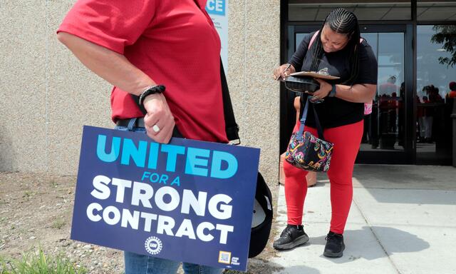 Inflation und schwaches Lohnwachstum der letzten Jahre ließ die Löhne der Arbeiter in der Autoindustrie immer weiter zurückfallen. Die Gewerkschaft fordert mehr Geld. Mit den Autobauern laufen die Gespräche bisher zäh.